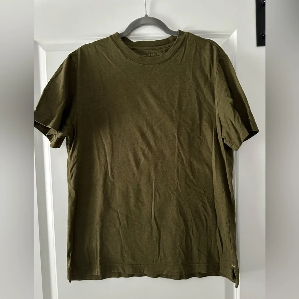 Banana Republic men’s supima cotton tee, medium